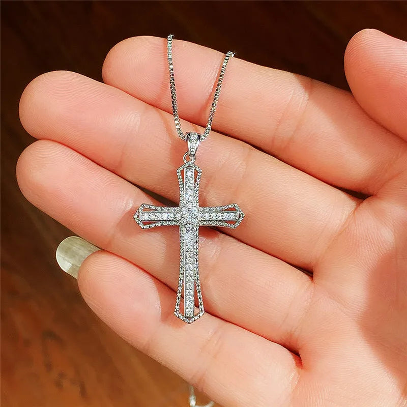 Collana a croce per le donne di lusso