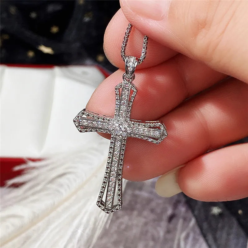 Collana a croce per le donne di lusso