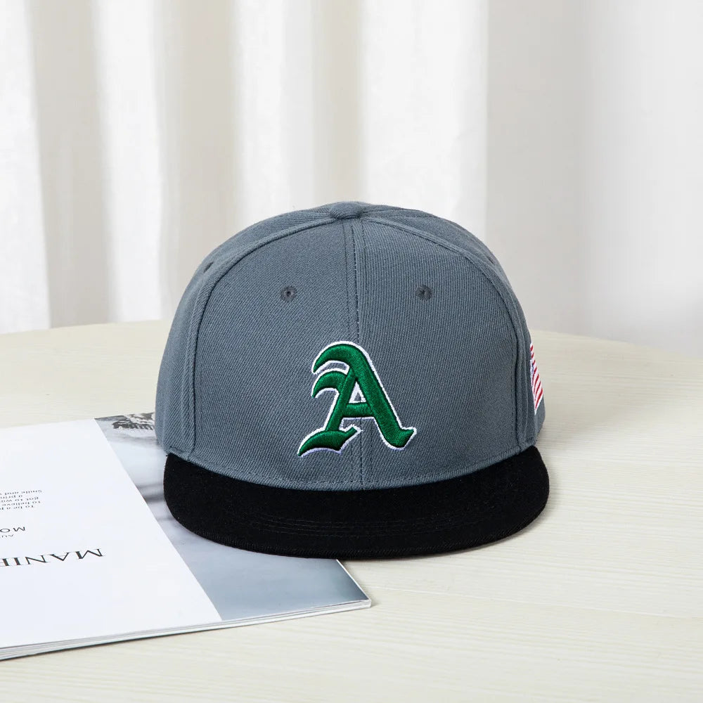 Berretto baseball in stile hip-hop con top piatto, toppe colorate, ricamo di lettere. Adatto sia per donne che per uomini