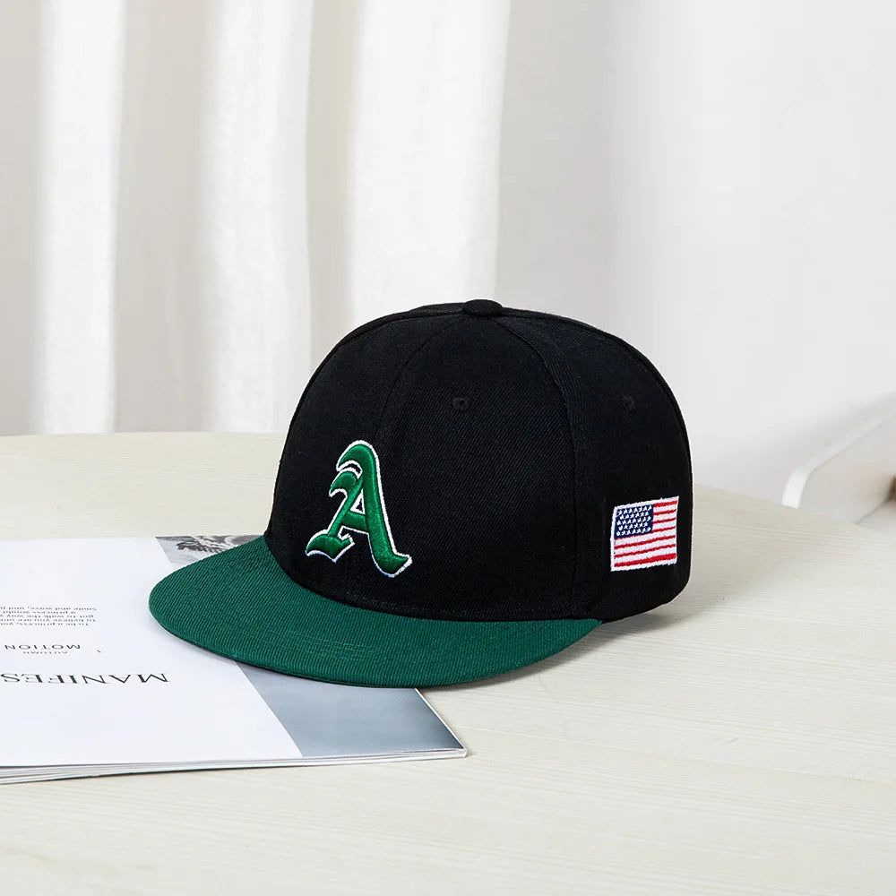 Berretto baseball in stile hip-hop con top piatto, toppe colorate, ricamo di lettere. Adatto sia per donne che per uomini