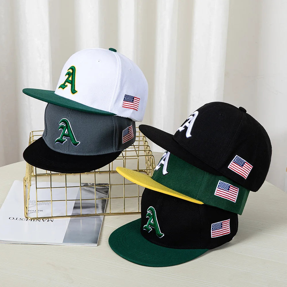 Berretto baseball in stile hip-hop con top piatto, toppe colorate, ricamo di lettere. Adatto sia per donne che per uomini
