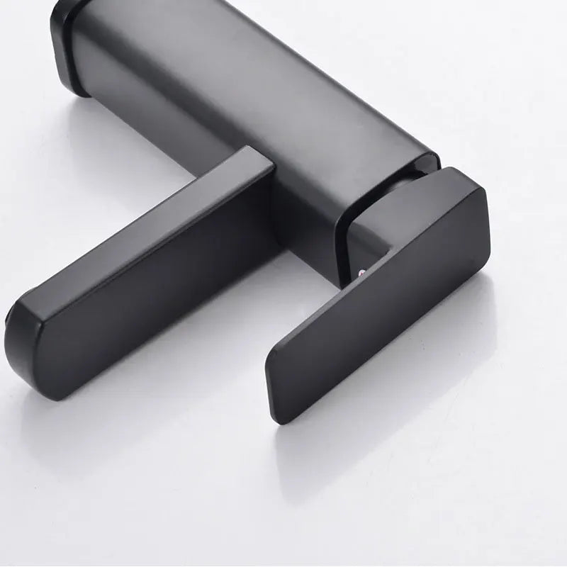 Rubinetti da bagno neri/cromi Rubinetti del miscelatore caldo e freddo Vanity Bagno