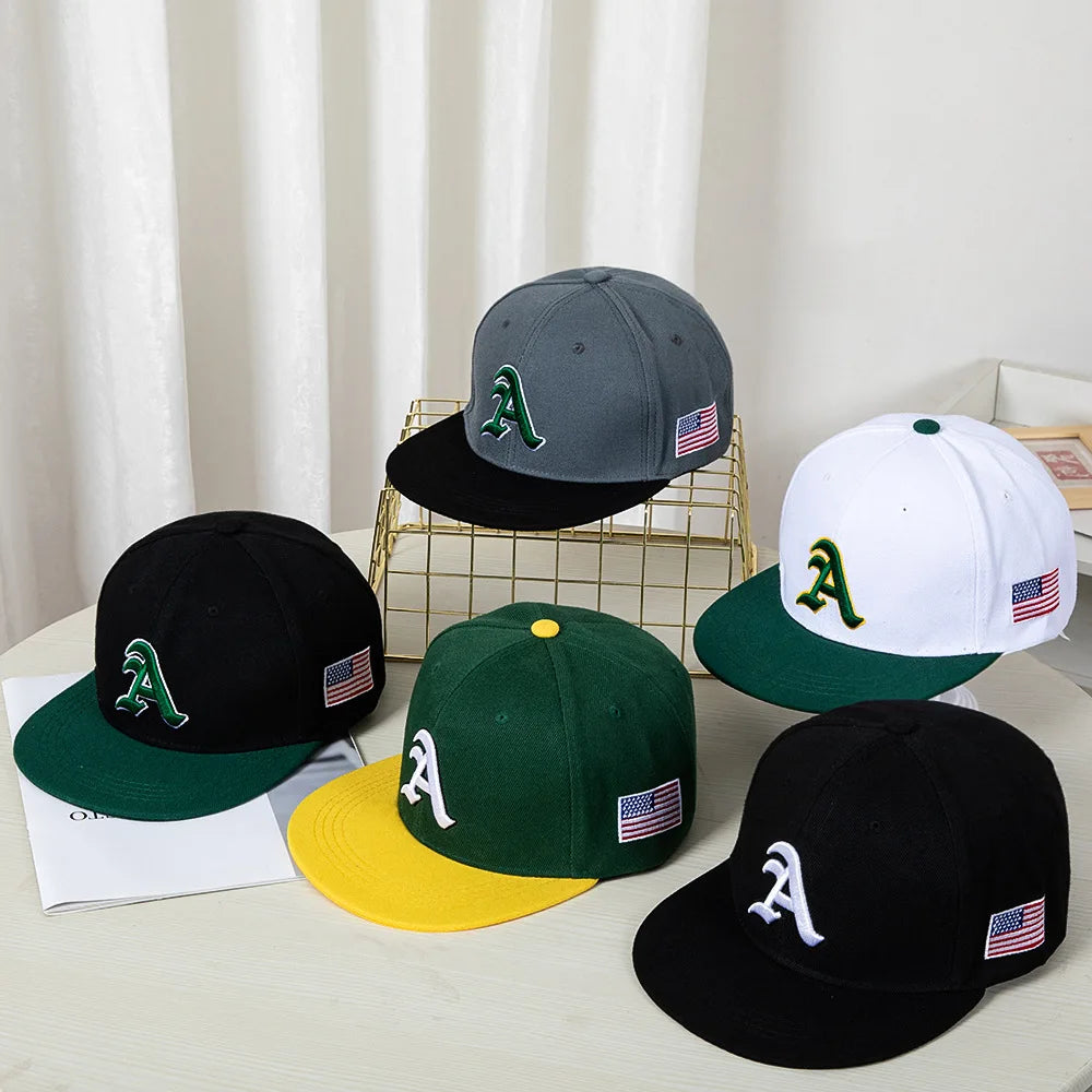 Berretto baseball in stile hip-hop con top piatto, toppe colorate, ricamo di lettere. Adatto sia per donne che per uomini