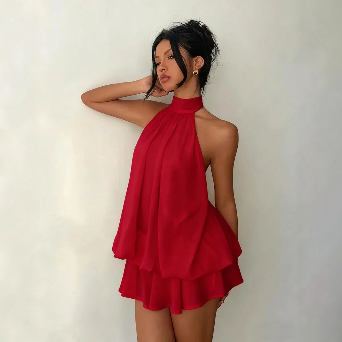 Abito da donna con collo all’americana, minigonna in chiffon senza schienale