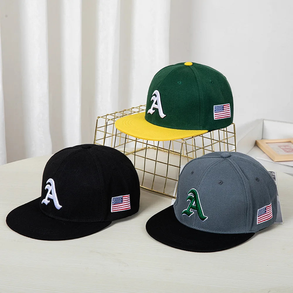 Berretto baseball in stile hip-hop con top piatto, toppe colorate, ricamo di lettere. Adatto sia per donne che per uomini