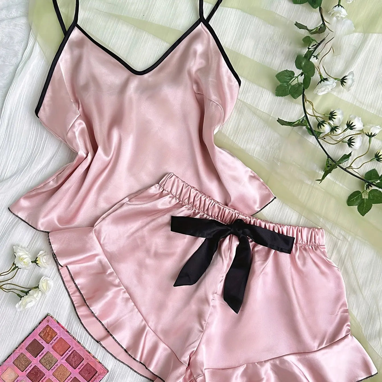 Pigiama da donna in raso liscio T-shirt con scollo a V Bordi arruffati e pantaloncini con fiocco Set di pigiama semplice e traspirante