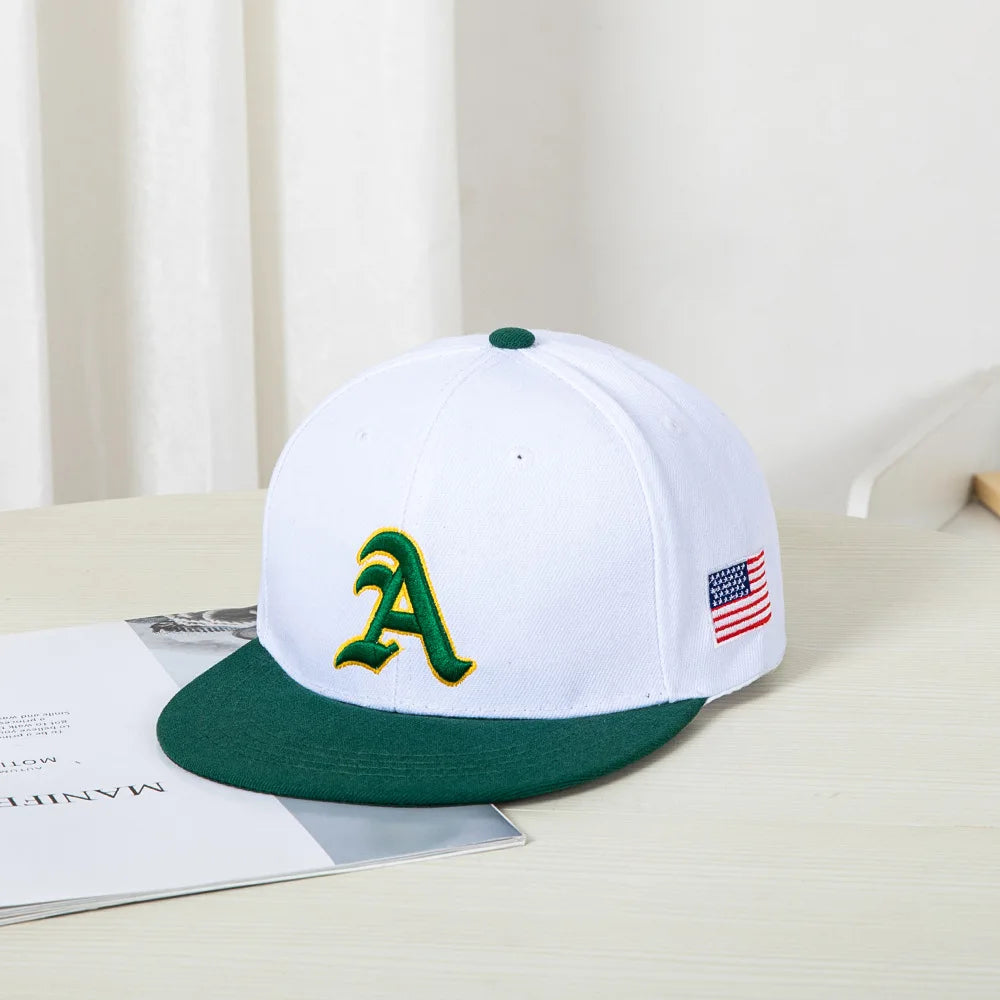 Berretto baseball in stile hip-hop con top piatto, toppe colorate, ricamo di lettere. Adatto sia per donne che per uomini
