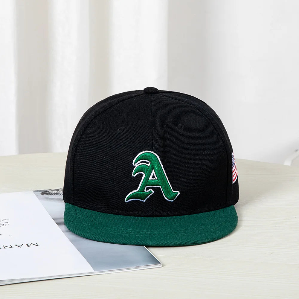 Berretto baseball in stile hip-hop con top piatto, toppe colorate, ricamo di lettere. Adatto sia per donne che per uomini