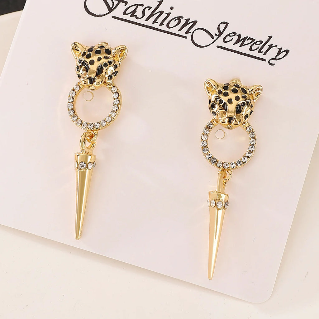 Orecchini pendenti a cono con testa di leopardo con strass