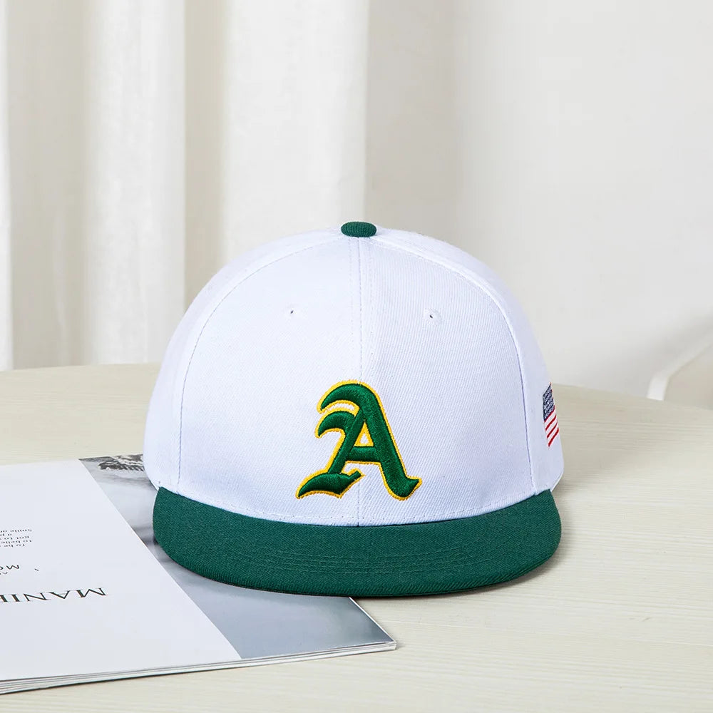 Berretto baseball in stile hip-hop con top piatto, toppe colorate, ricamo di lettere. Adatto sia per donne che per uomini
