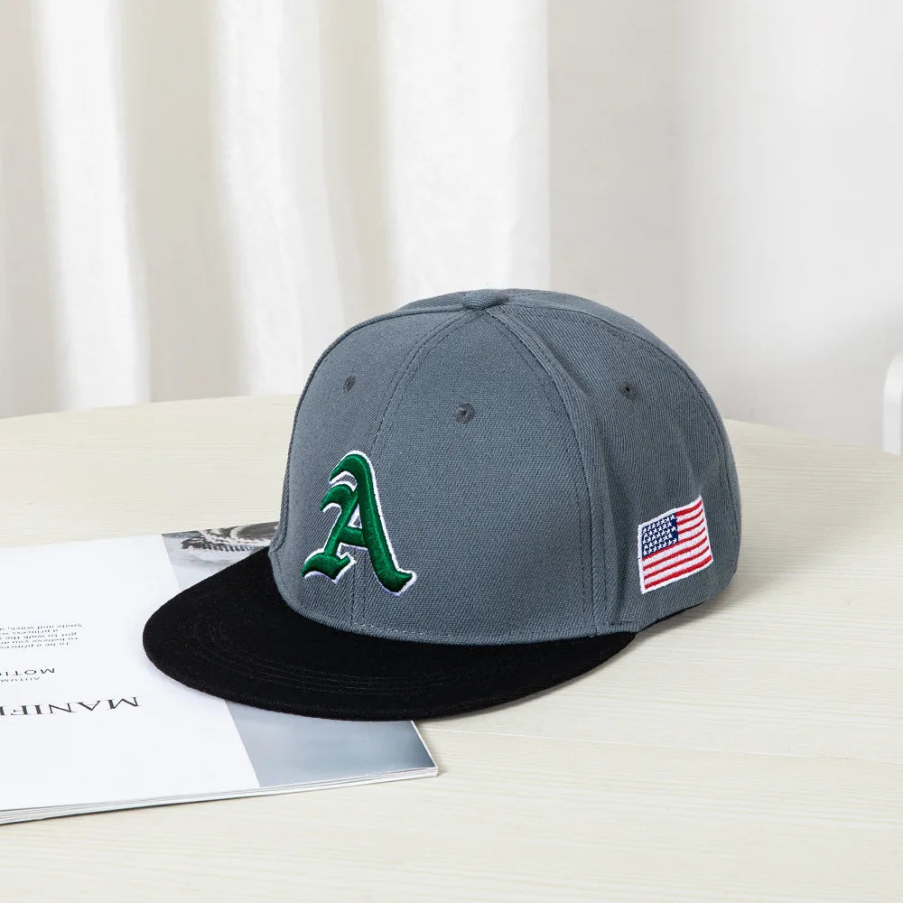 Berretto baseball in stile hip-hop con top piatto, toppe colorate, ricamo di lettere. Adatto sia per donne che per uomini