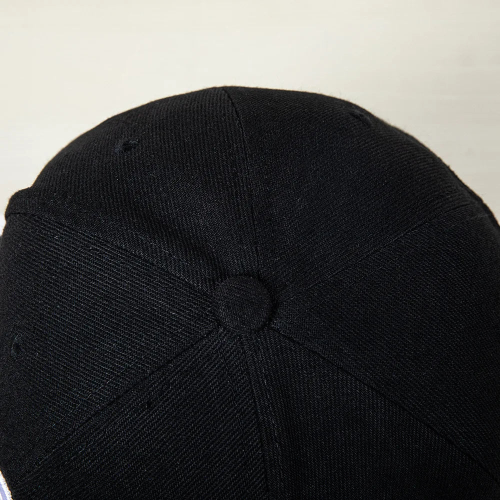 Berretto baseball in stile hip-hop con top piatto, toppe colorate, ricamo di lettere. Adatto sia per donne che per uomini