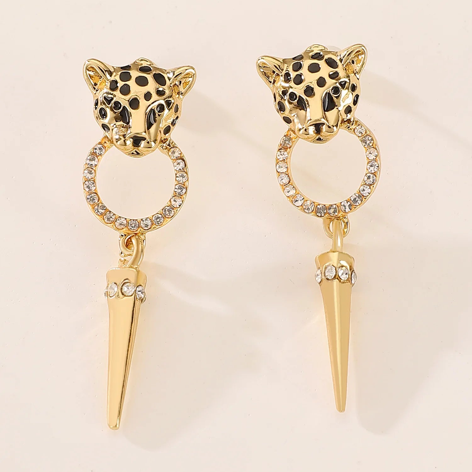 Orecchini pendenti a cono con testa di leopardo con strass