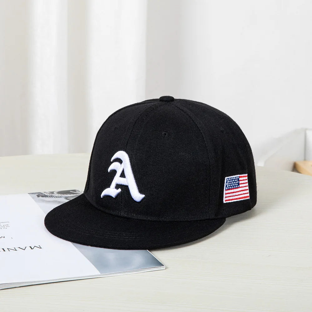 Berretto baseball in stile hip-hop con top piatto, toppe colorate, ricamo di lettere. Adatto sia per donne che per uomini