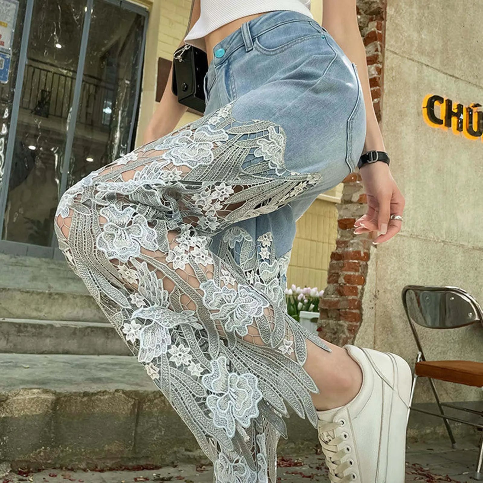 Pantaloni Jeans in denim in pizzo da donna Hollow Out Asimmetrico Patchwork floreale strappato Gamba dritta