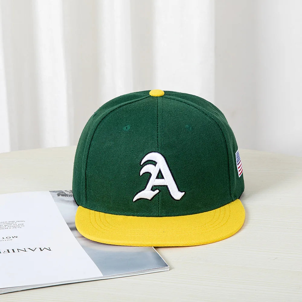 Berretto baseball in stile hip-hop con top piatto, toppe colorate, ricamo di lettere. Adatto sia per donne che per uomini