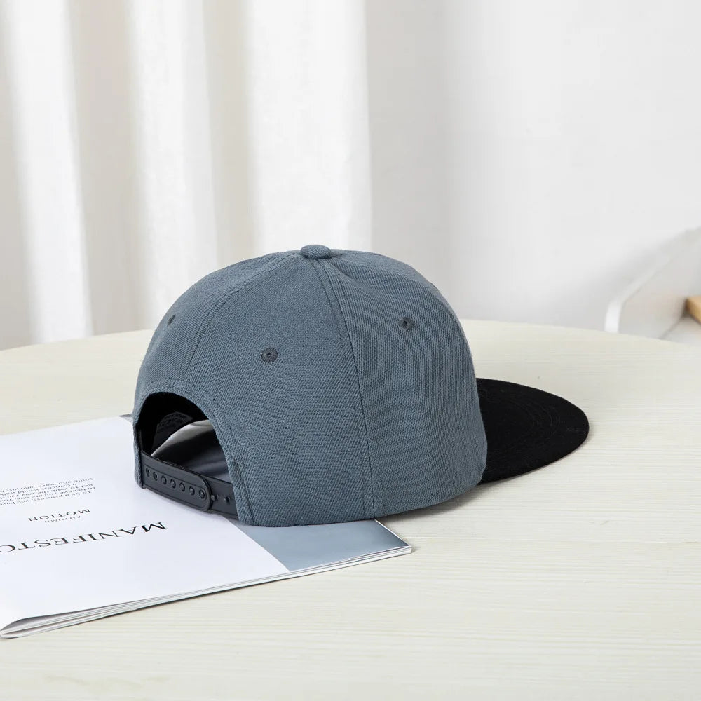 Berretto baseball in stile hip-hop con top piatto, toppe colorate, ricamo di lettere. Adatto sia per donne che per uomini