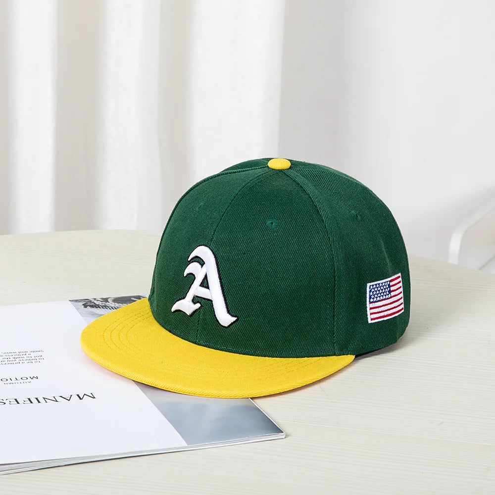 Berretto baseball in stile hip-hop con top piatto, toppe colorate, ricamo di lettere. Adatto sia per donne che per uomini