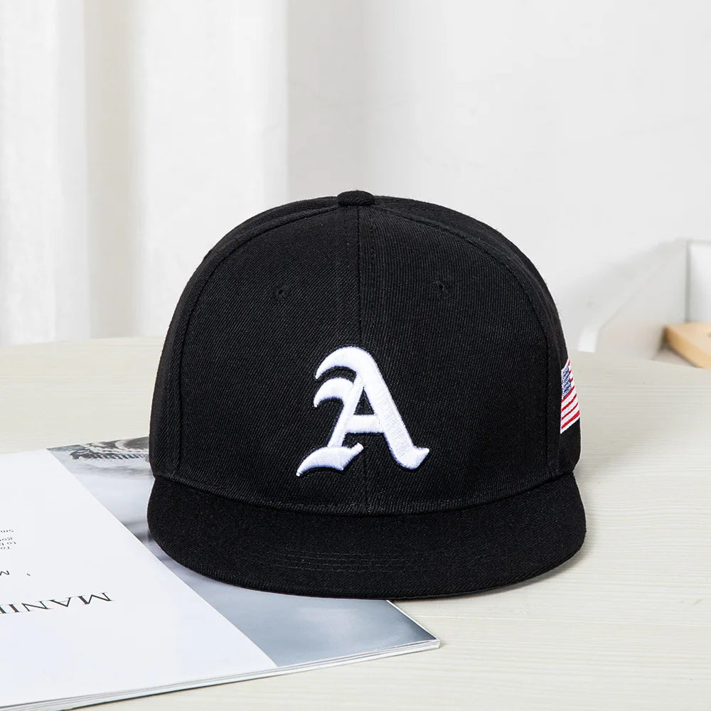 Berretto baseball in stile hip-hop con top piatto, toppe colorate, ricamo di lettere. Adatto sia per donne che per uomini