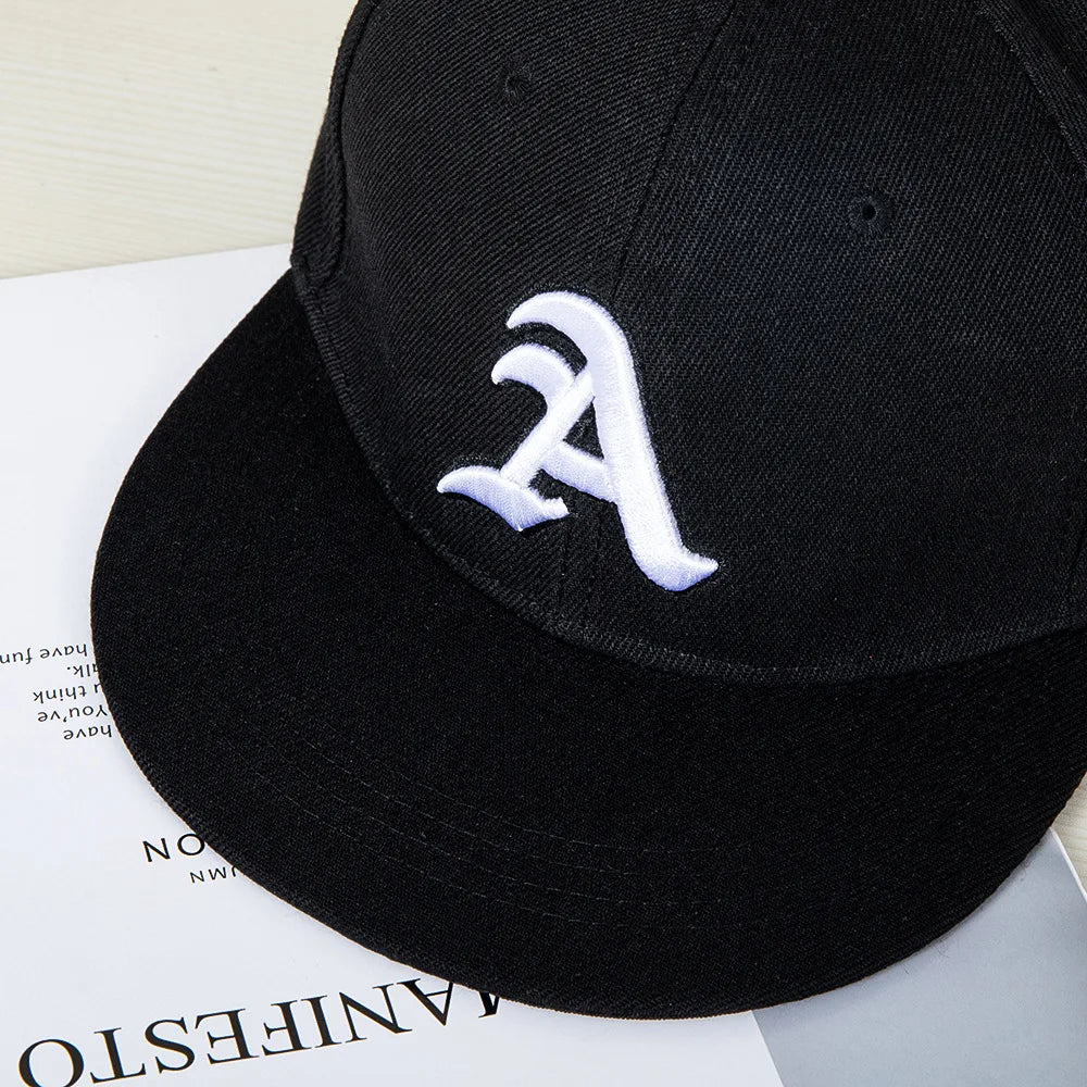 Berretto baseball in stile hip-hop con top piatto, toppe colorate, ricamo di lettere. Adatto sia per donne che per uomini