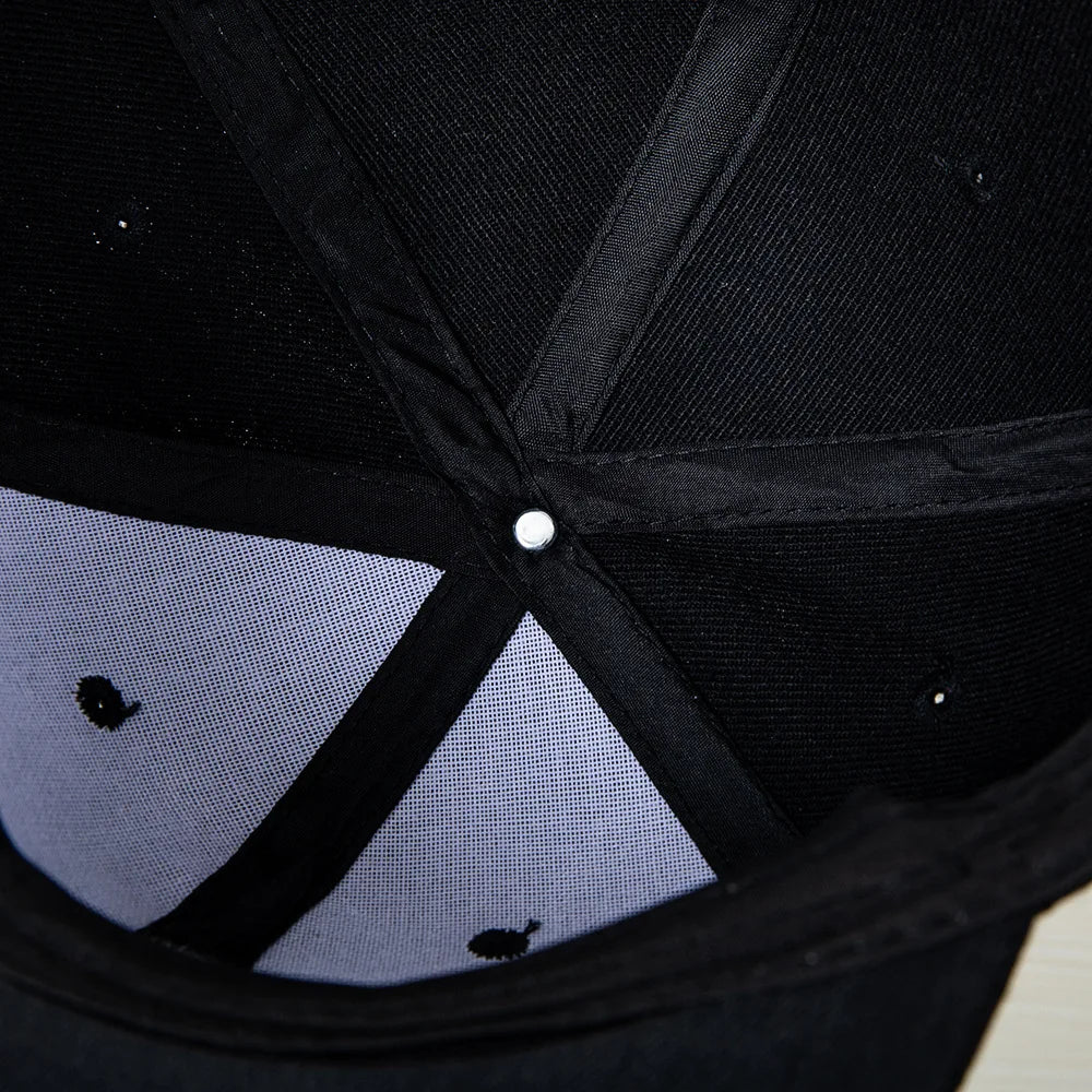 Berretto baseball in stile hip-hop con top piatto, toppe colorate, ricamo di lettere. Adatto sia per donne che per uomini