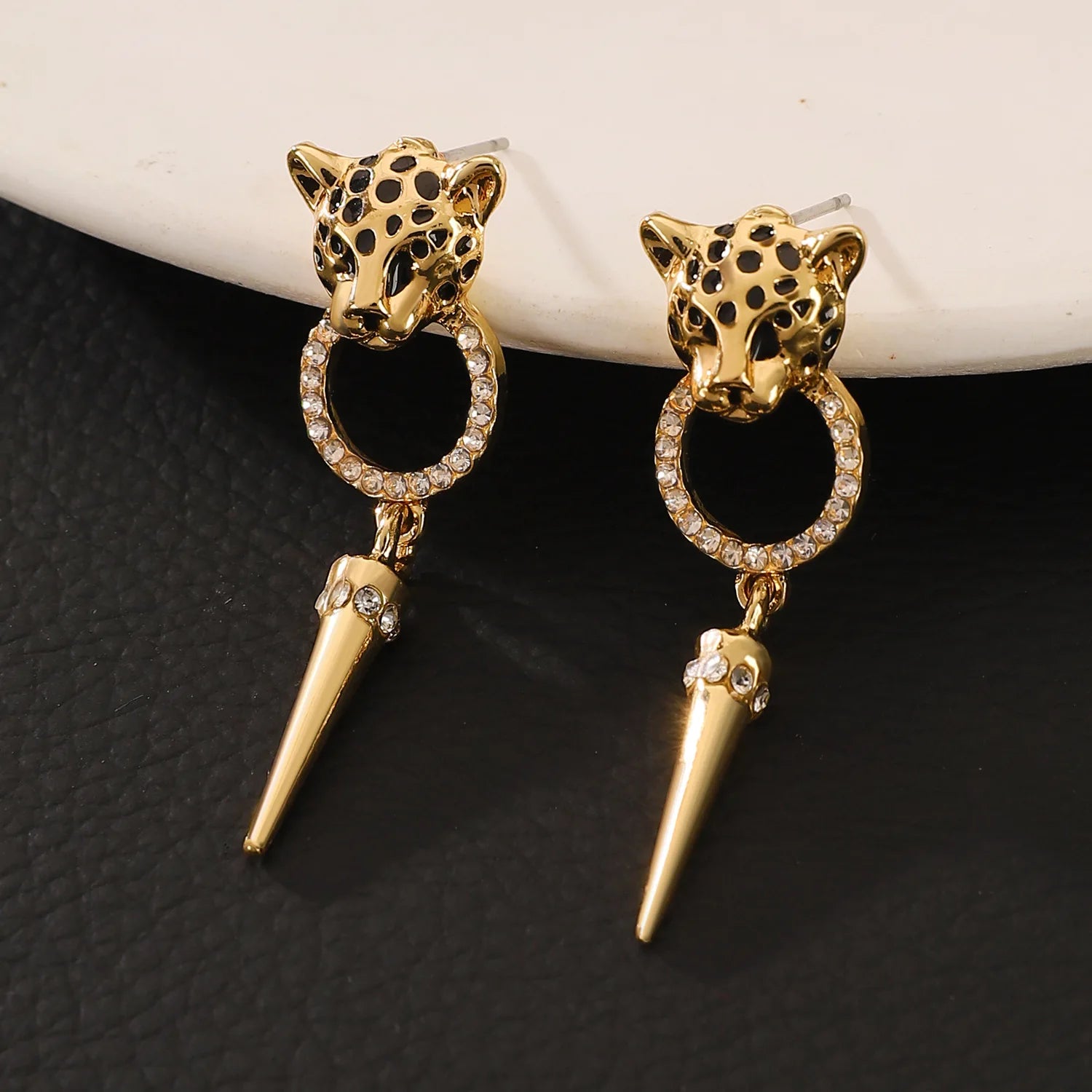 Orecchini pendenti a cono con testa di leopardo con strass