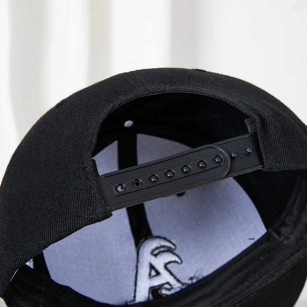 Berretto baseball in stile hip-hop con top piatto, toppe colorate, ricamo di lettere. Adatto sia per donne che per uomini