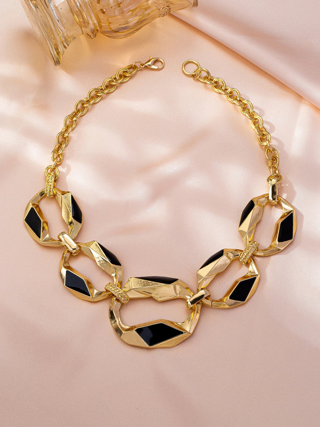 Una collana affascinante, Elegante e di fascia alta