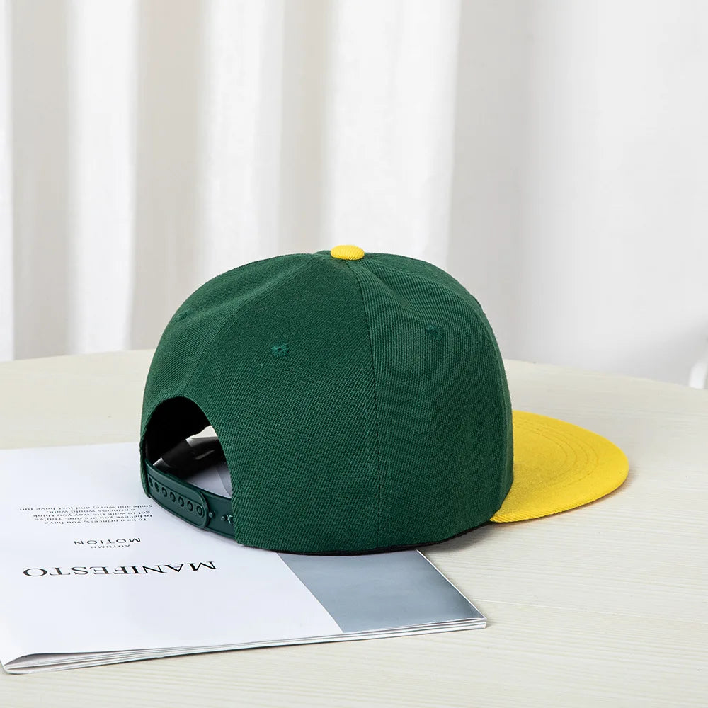 Berretto baseball in stile hip-hop con top piatto, toppe colorate, ricamo di lettere. Adatto sia per donne che per uomini