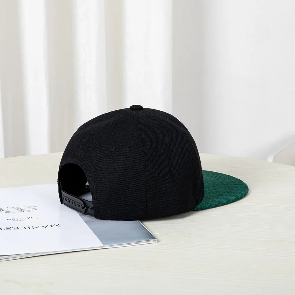 Berretto baseball in stile hip-hop con top piatto, toppe colorate, ricamo di lettere. Adatto sia per donne che per uomini